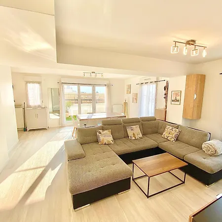 Le Prestige Terrasse-cocon Familial Cosy, Billard & Jacuzzi Avec Vue Sur Paris Apartment Le Blanc-Mesnil