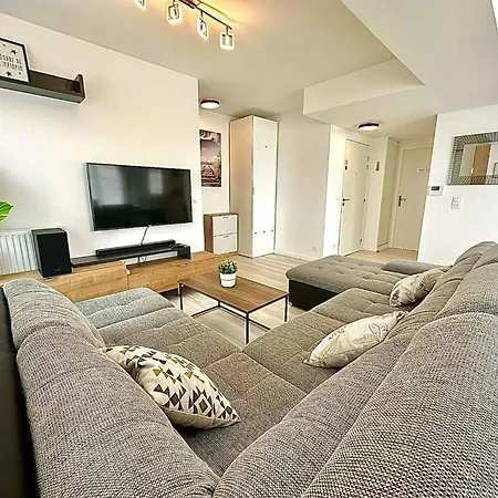 Le Prestige Terrasse-cocon Familial Cosy, Billard & Jacuzzi Avec Vue Sur Paris Apartment Le Blanc-Mesnil